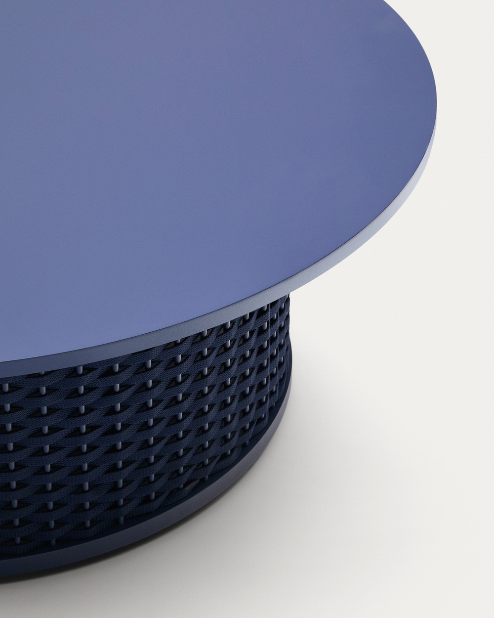 Уличный журнальный столик Sedalis из алюминия с синим шнуром Ø100 см