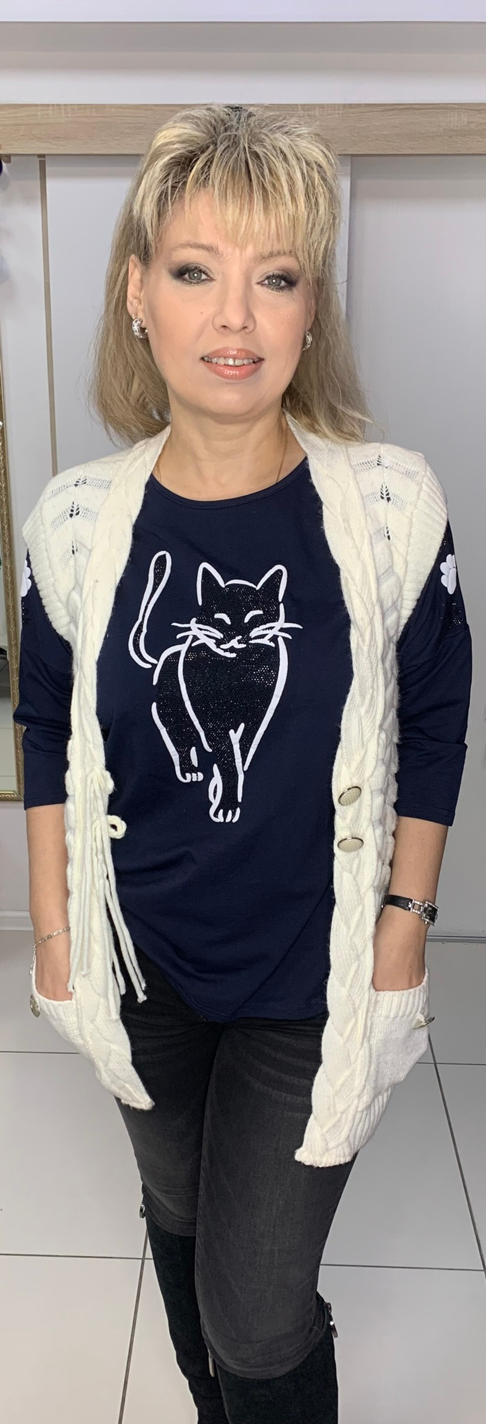 Белый теплый жилет c кармашками