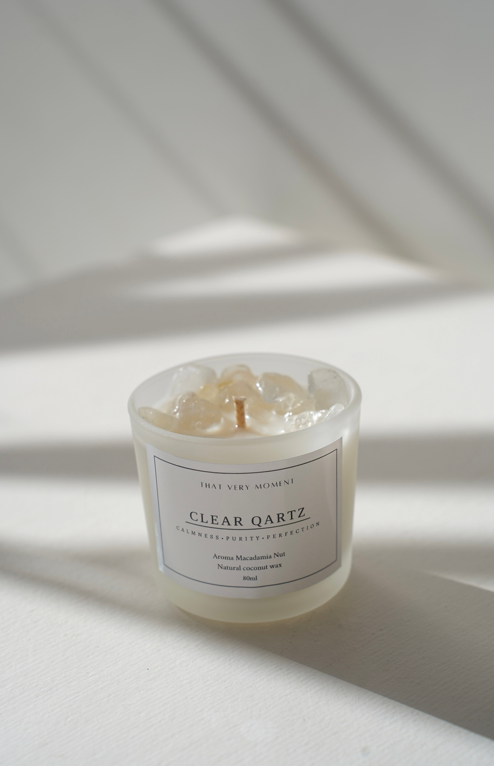 Ароматическая свеча с натуральным камнем "Горный хрусталь" и ароматом "Макадамия & Сандал" 80мл