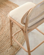 Барный стул Doriane из массива дуба с натуральной отделкой и мягким сиденьем 65 см