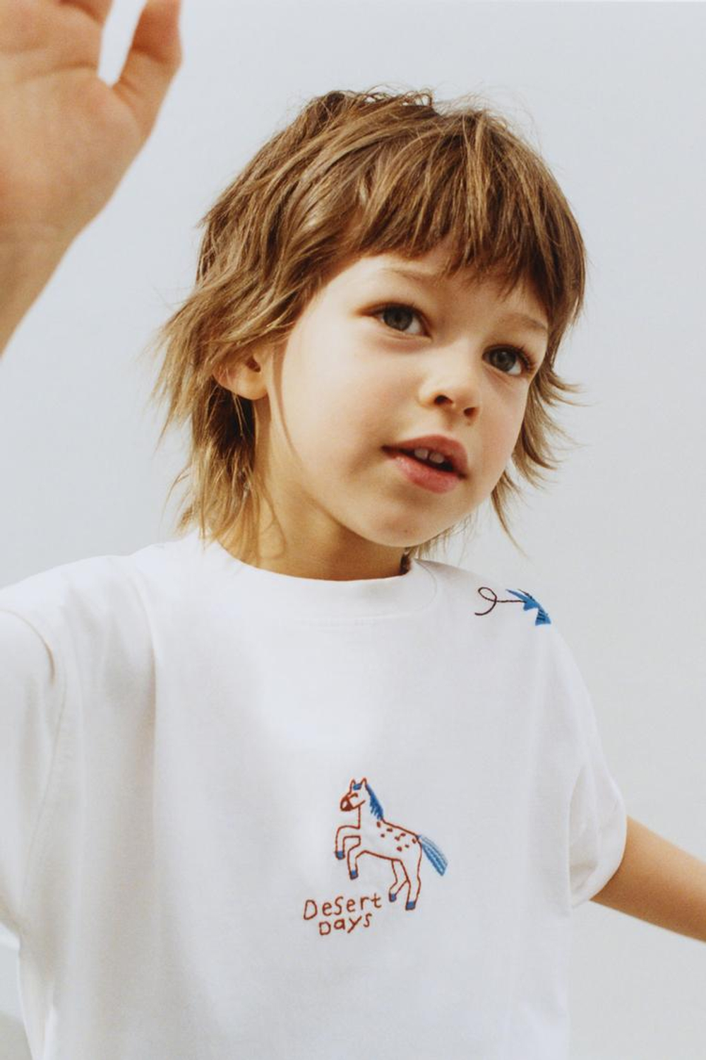 ZARA ФУТБОЛКА С ВЫШИВКОЙ, ЭКРЮ