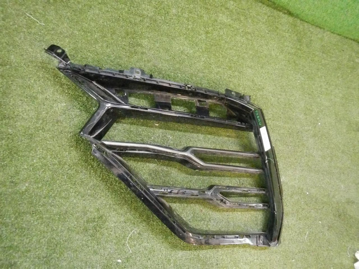 Решетка переднего бампера левая Lamborghini Urus (2017-2022)