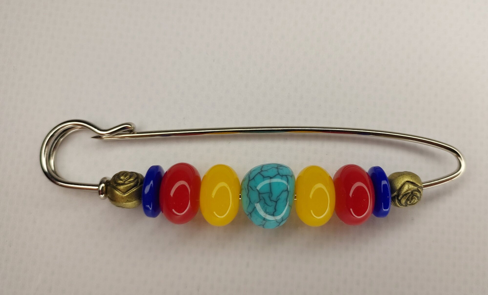 Булавка брошь "морские камушки" для кардигана,  пальто, платков, костюмов, одежды.Цвет бежевый синий красный.