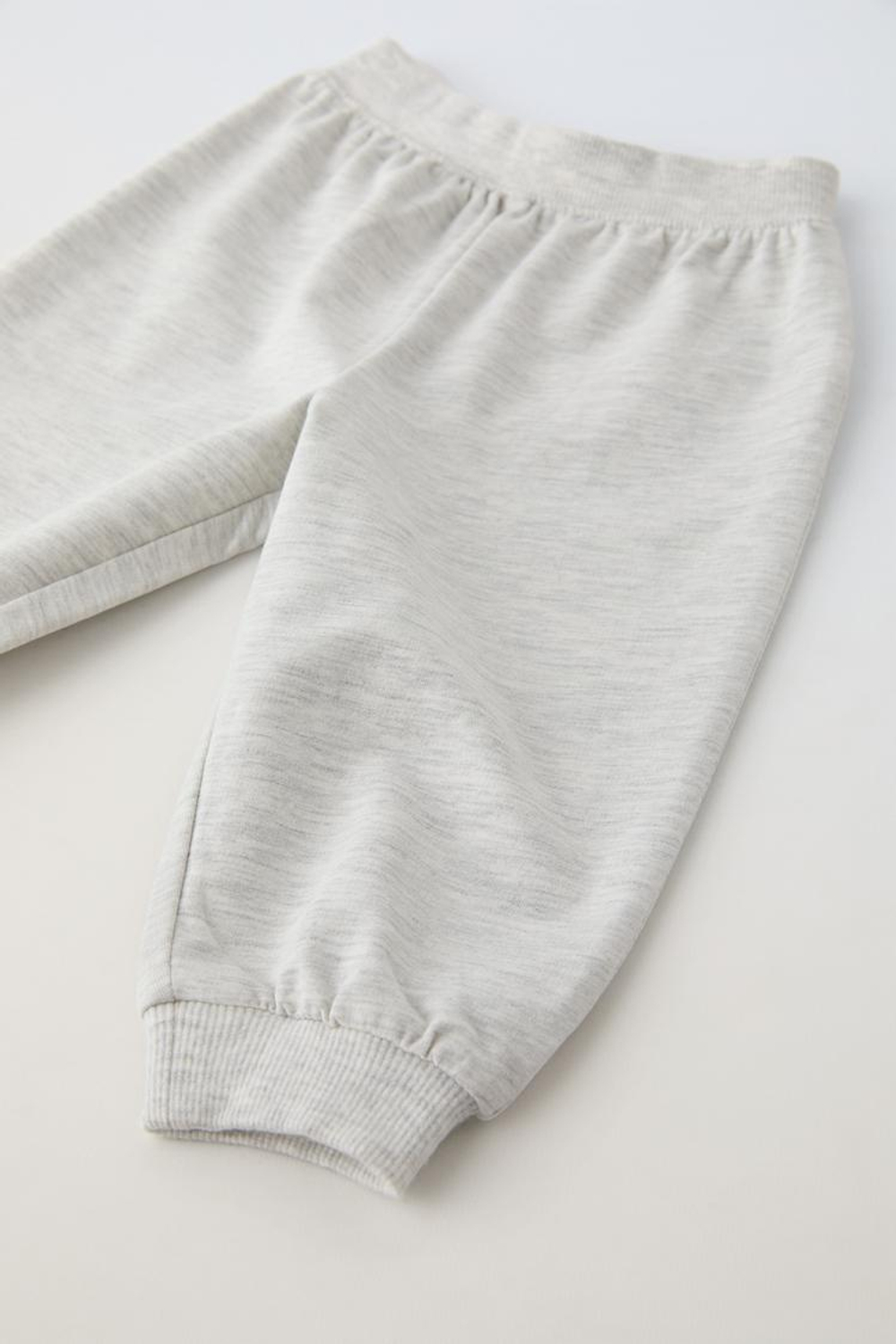 ZARA ОДНОТОННЫЙ КОМПЛЕКТ ИЗ ТОЛСТОВКИ И БРЮК ИЗ МЯГКОЙ ТКАНИ, СЕРЫЙ С МЕЛАНЖЕВЫМ ЭФФЕКТОМ