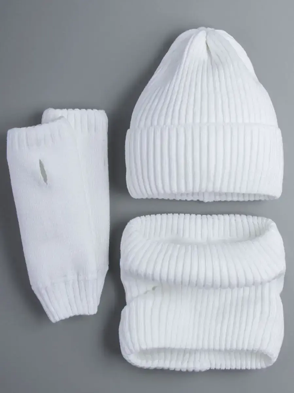 Шапка зимняя для девочки со снудом и митенками