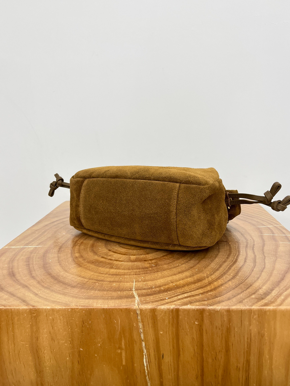 JAMIE SHOULDER ИЗ ЗАМШИ