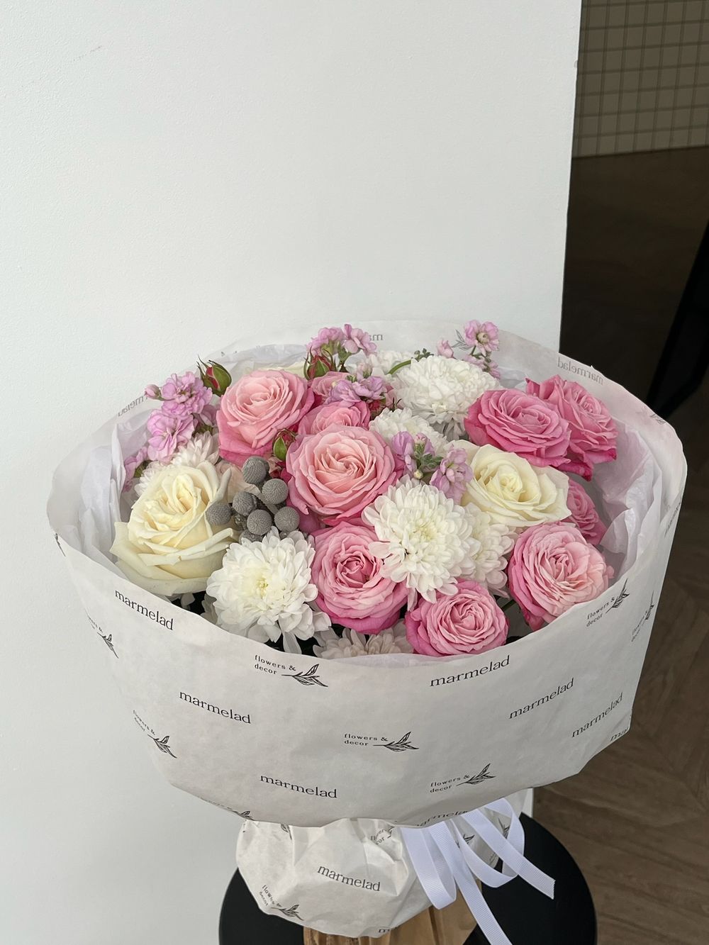 Букет из кустовой пионовидной розы, маттиолы, одноголовой розы и брунии