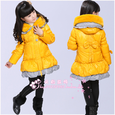 Пуховик с меховым воротником, оборками и бантом