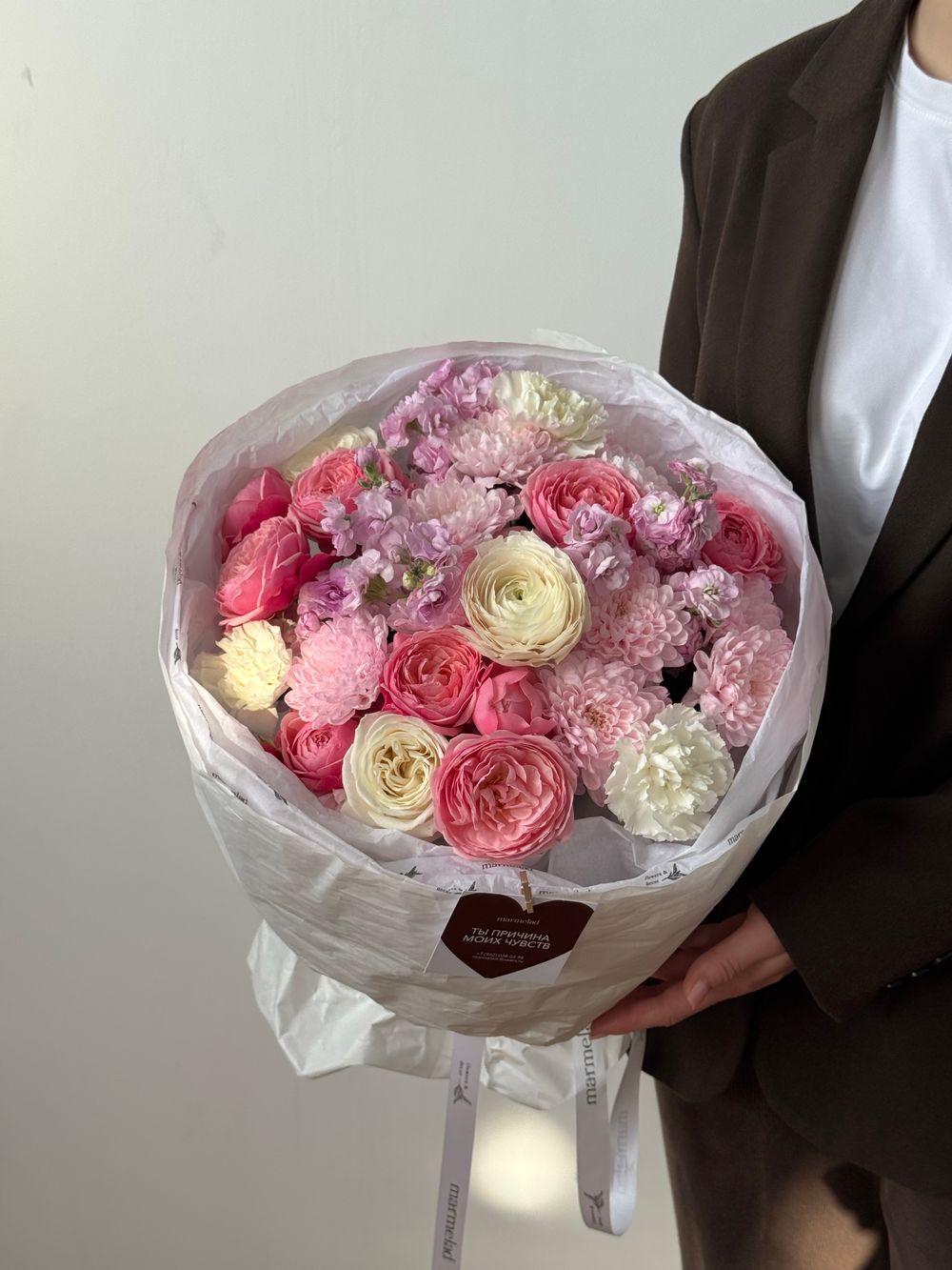 Сборный букет из хризантемы, маттиолы, кустовых пионовидных роз и диантусов - размер M