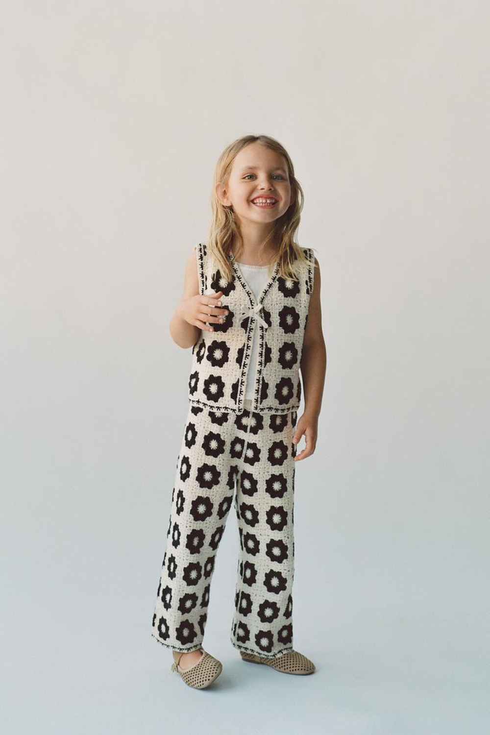 ZARA ЖИЛЕТ ИЗ КРУЖЕВА КРОШЕ С ЦВЕТОЧНЫМ УЗОРОМ, ЭКРЮ/ЧЕРНЫЙ