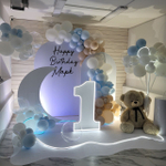 Фотозона на годик в голубых и белых цветах