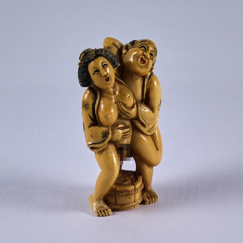 Эротическая статуэтка нэцкэ Любовь в одежде