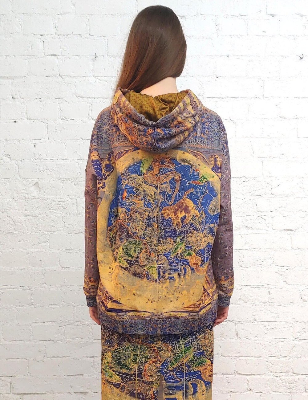 Худи «Зодиак», по мотивам иллюстраций из Небесного атласа Андреаса Целлариуса «Гармония Макрокосмоса»