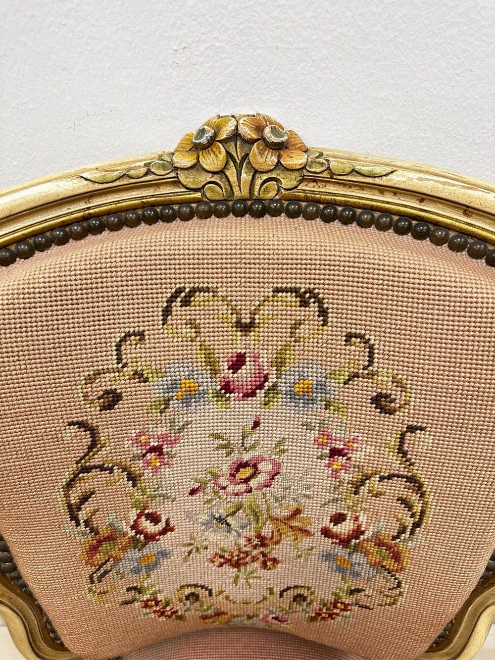 Старинное кресло с гобеленовой обивкой