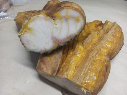 Осетр горячего копчения на коже