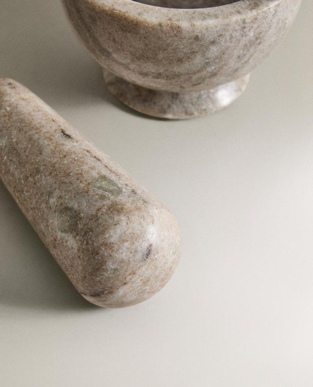 ZARA HOME ПЕСТИК И СТУПКА ИЗ МРАМОРА, СЕРЫЙ