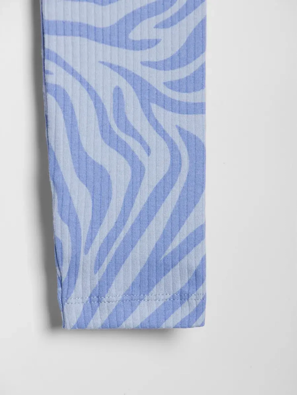 Голубой костюм для девочки на осень