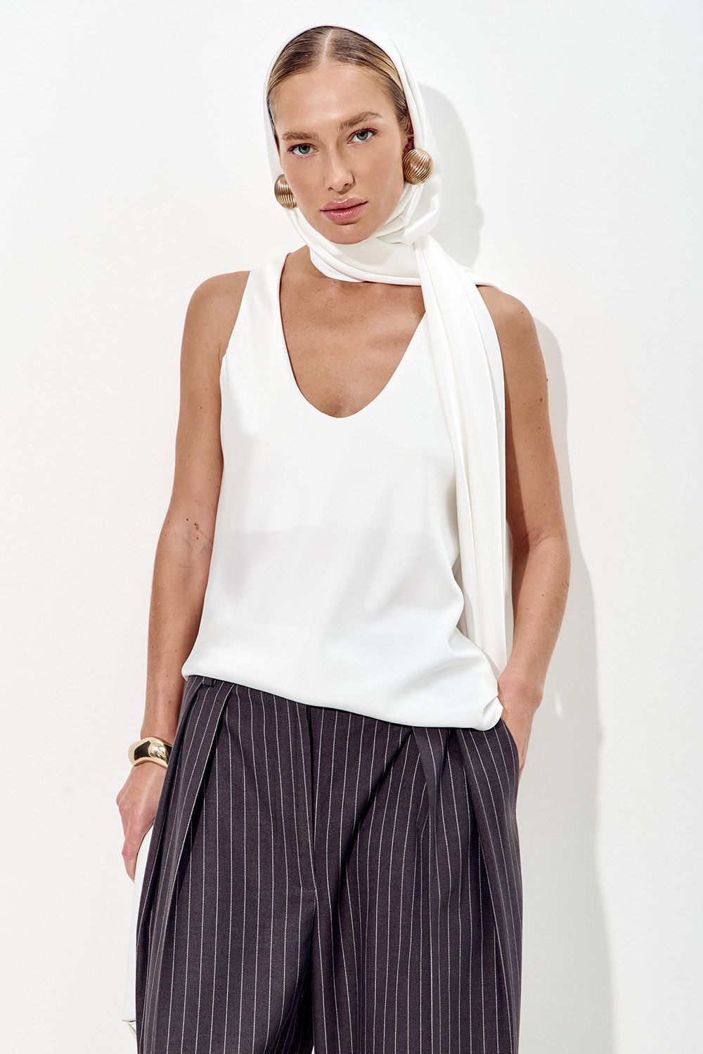 Майка из атласа с глубоким вырезом кремового цвета