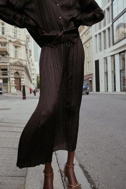 ZARA АТЛАСНАЯ ЮБКА С ЖАТЫМ ЭФФЕКТОМ, КОРИЧНЕВЫЙ