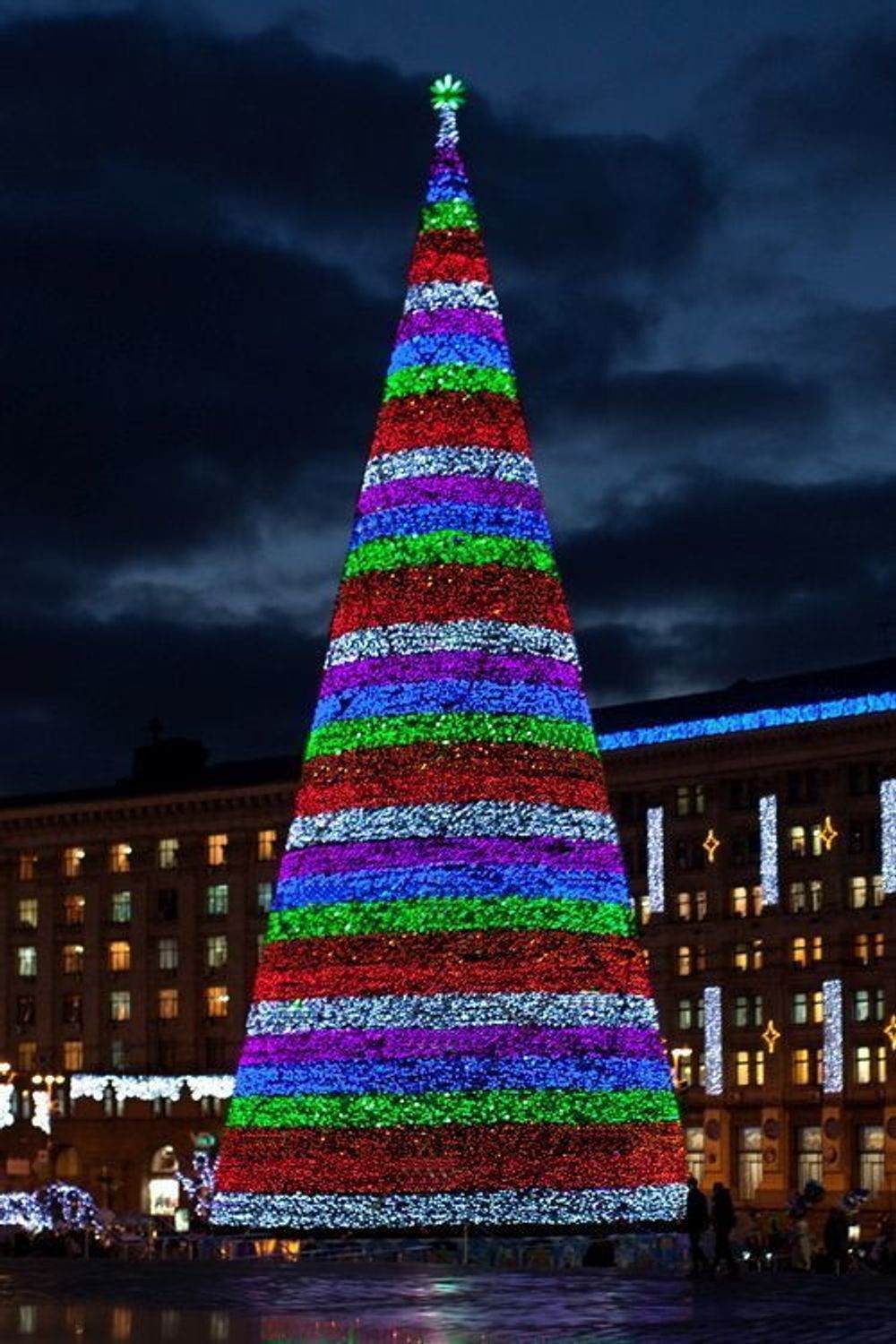 Светодинамическая елка каркасная - встроенная гирлянда цветная -"Уральская" 12 м