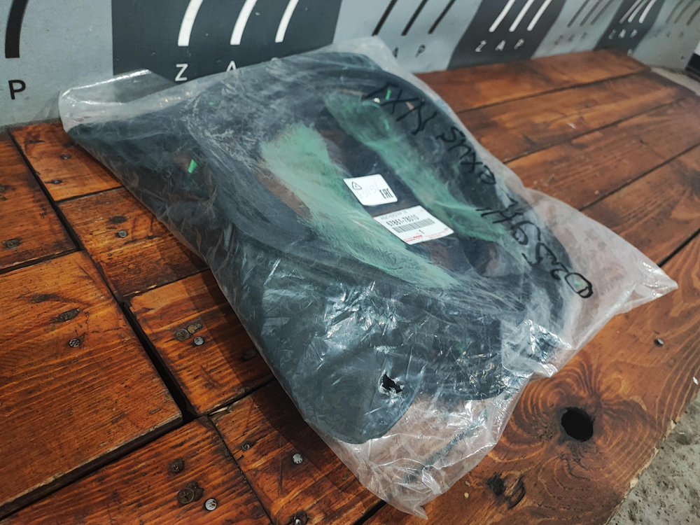 Уплотнитель двери передней правой Lexus NX Новый Оригинал 6786178010