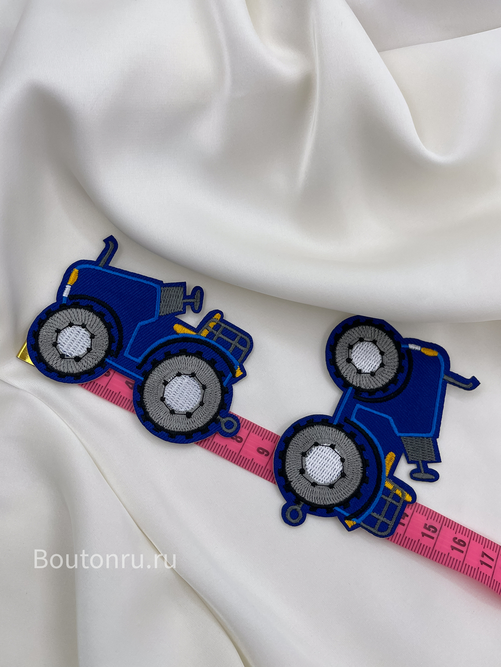 Нашивка машинка синяя 8,5х5 см