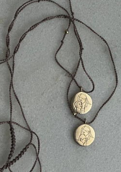 медальон с гравировкой из желтого золота