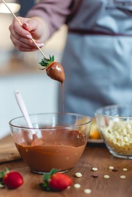 Онлайн урок по изготовлению клубники в шоколаде
