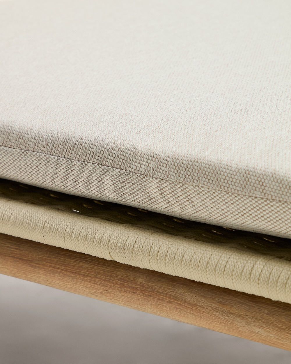 Шезлонг Alipa из массива акации и веревки цвета экрю