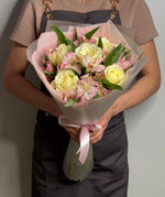 Букет из живых срезанных цветов роз и альстромерий, белые розы 5 шт.