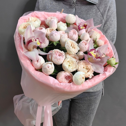 Букет из пионовидных розочек и орхидей в "облачке"