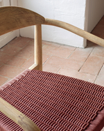 Стул Glynis из массива эвкалипта с розовой веревкой