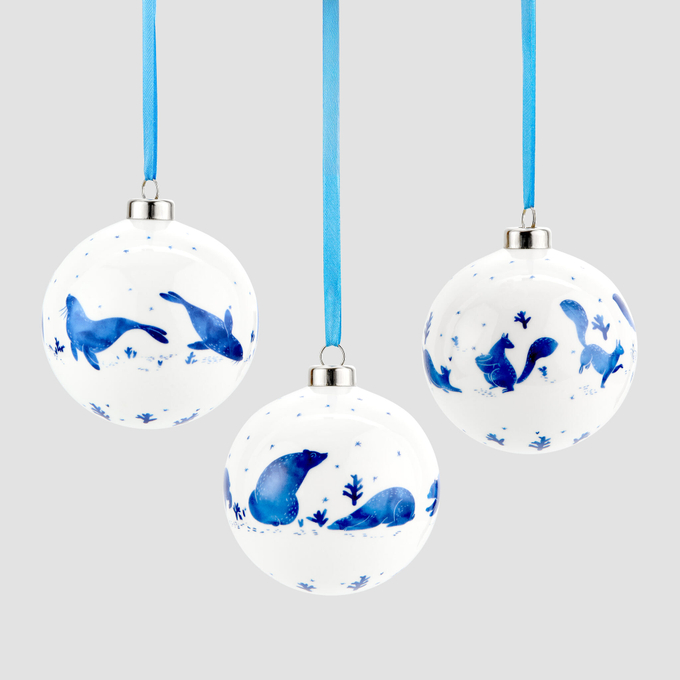 Набор из 3 елочных шаров Farforite «Герои зимы» в подарочной коробке