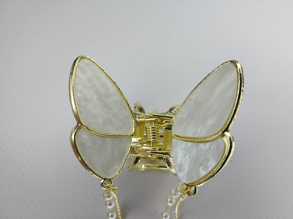 Перламутровый краб-бабочка для волос с  кисточками. Цвет белый