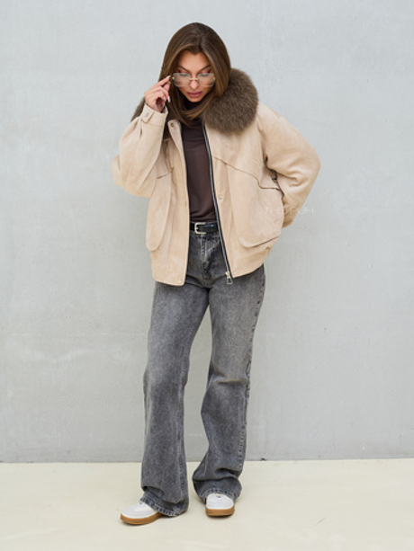 Объемная куртка бежевого цвета из замши