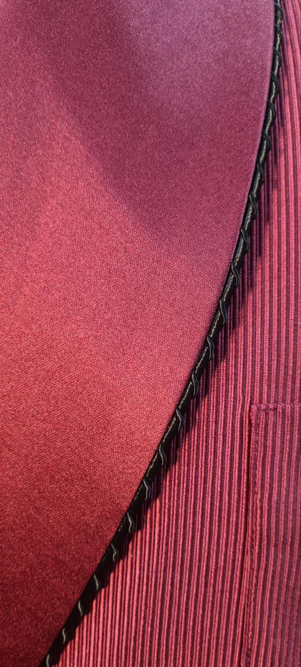 Халат из облегченного жаккарда с атласными бортами