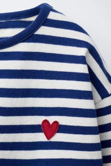 ZARA ТРИКОТАЖНАЯ ФУТБОЛКА В ПОЛОСКУ С НАШИВКОЙ «СЕРДЦЕ», МОРСКОЙ СИНИЙ