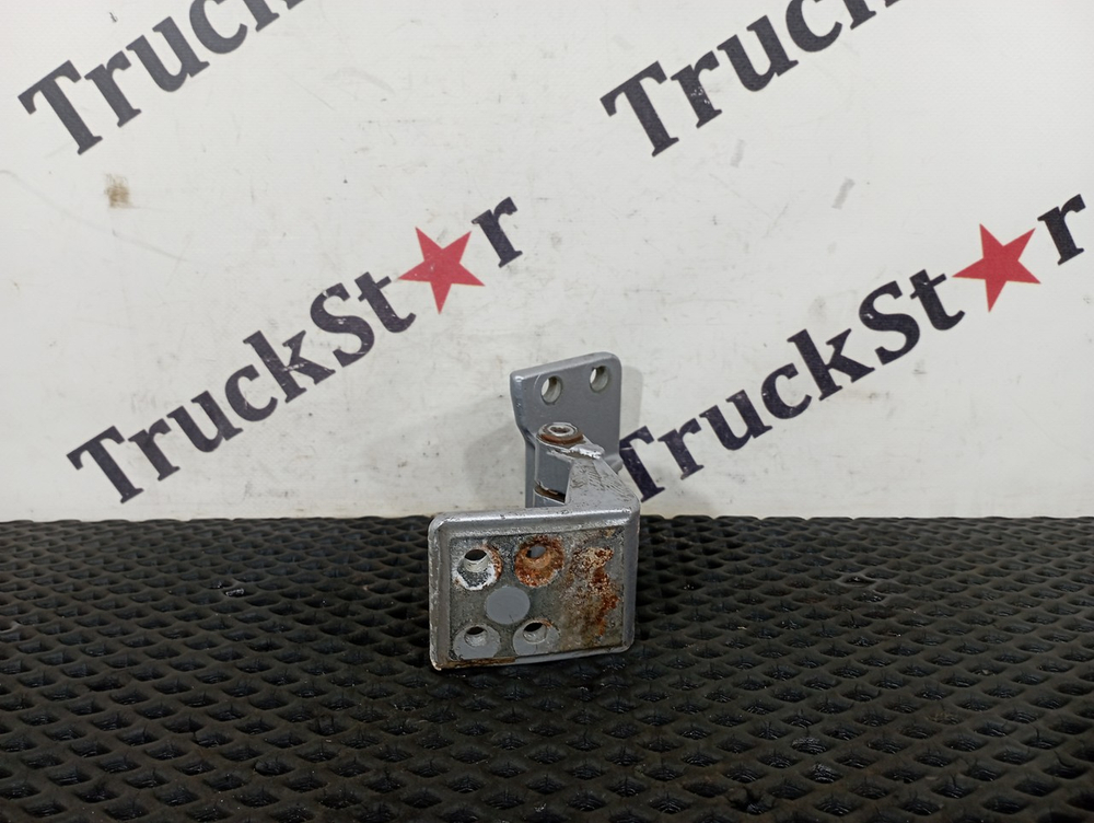 Петля двери нижняя левая 2023