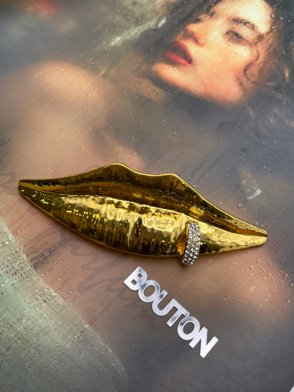 Брошь Скиапар. золотистая массивная в форме "Губ" с пирсингом в стразах