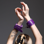 Фиолетовые наручники с меховой подкладкой (Цвет: фиолетовый)