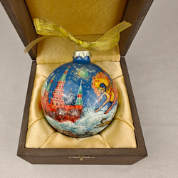 Шар новогодний с круговой росписью "Тройка и Кремлевская елка" в футляре