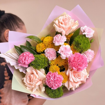 Яркий букет с французскими розами, гвоздиками и хризантемой