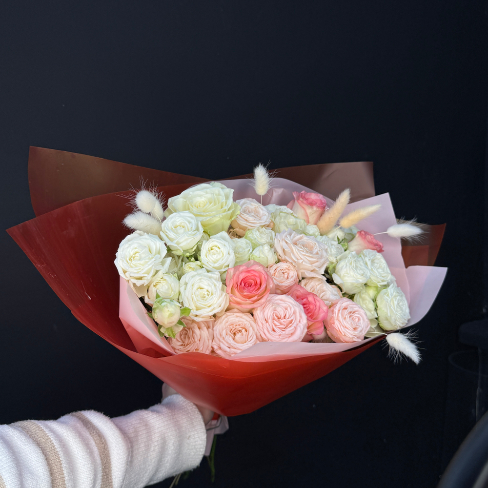 Букет из микса роз с полевым лагурусом