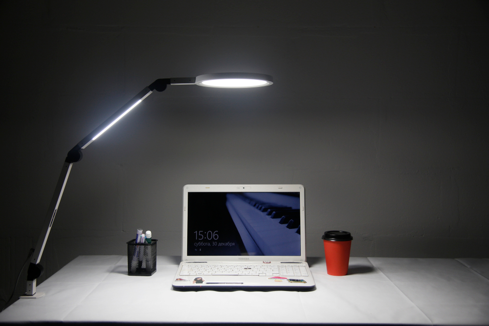 Светильник FRIENDME настольный на струбцине светодиодный No. 7 белый с двойным источником света. Яркость - 1150 lum. 24W.