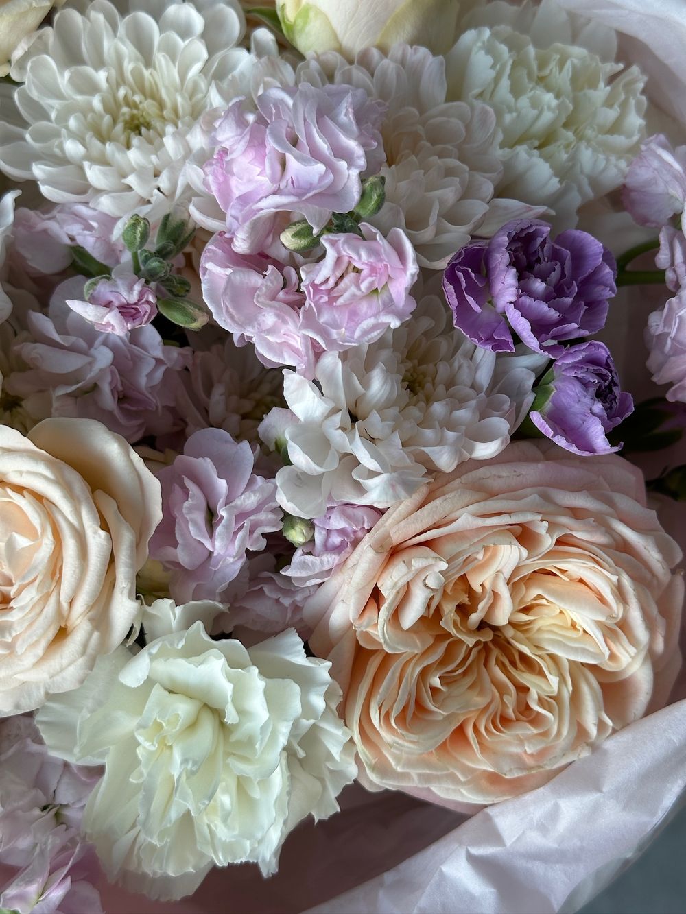 Букет сборный из кустовых пионовидных роз, диантусов и маттиолы