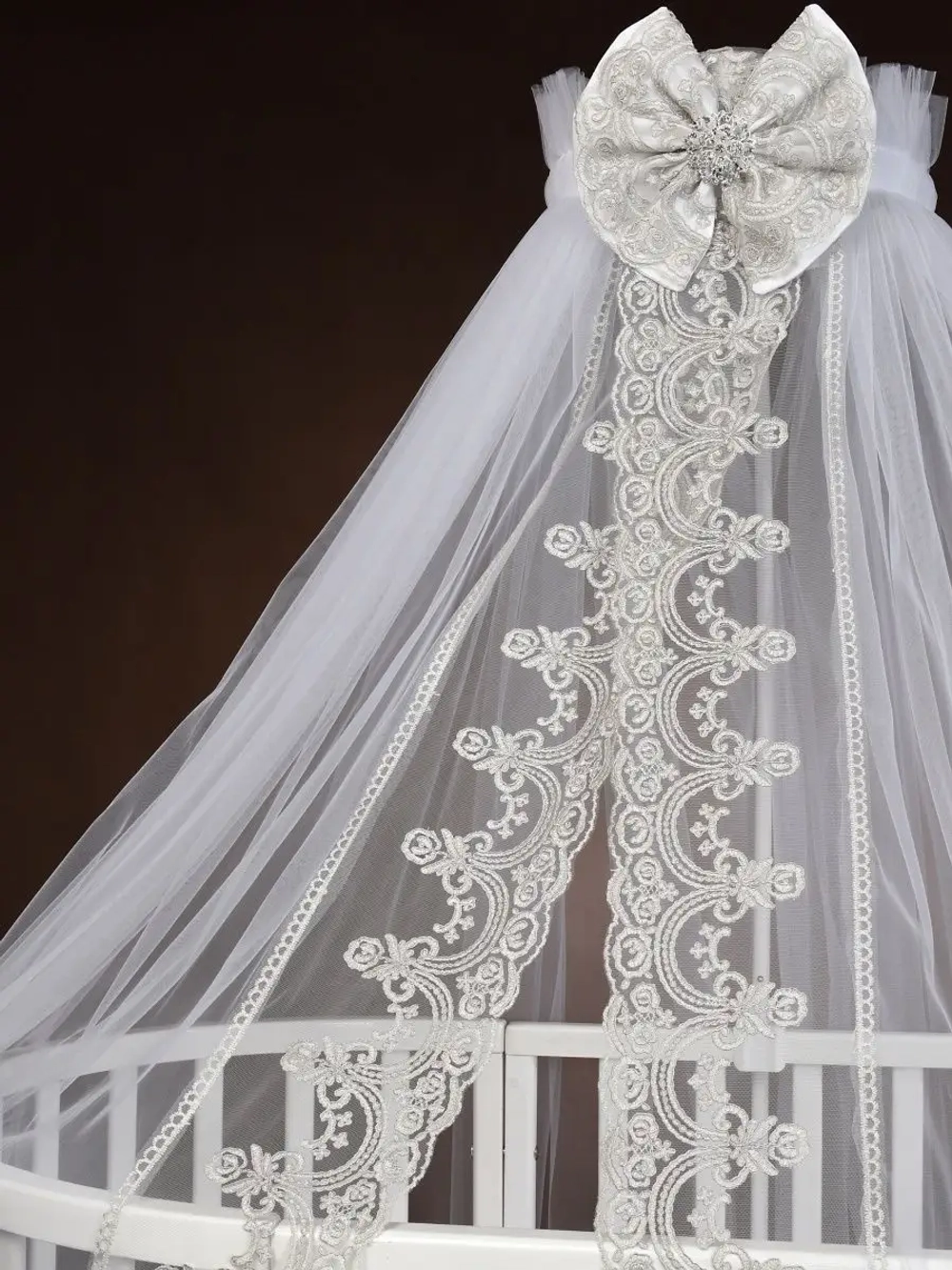 Балдахин с кружевом и брошью "Версаль"