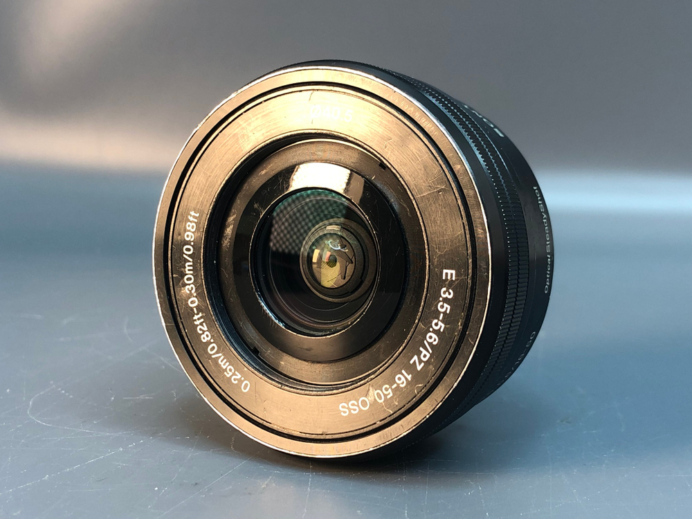Sony 16-50mm 3.5-5.6 микроцарапка на передней линзе