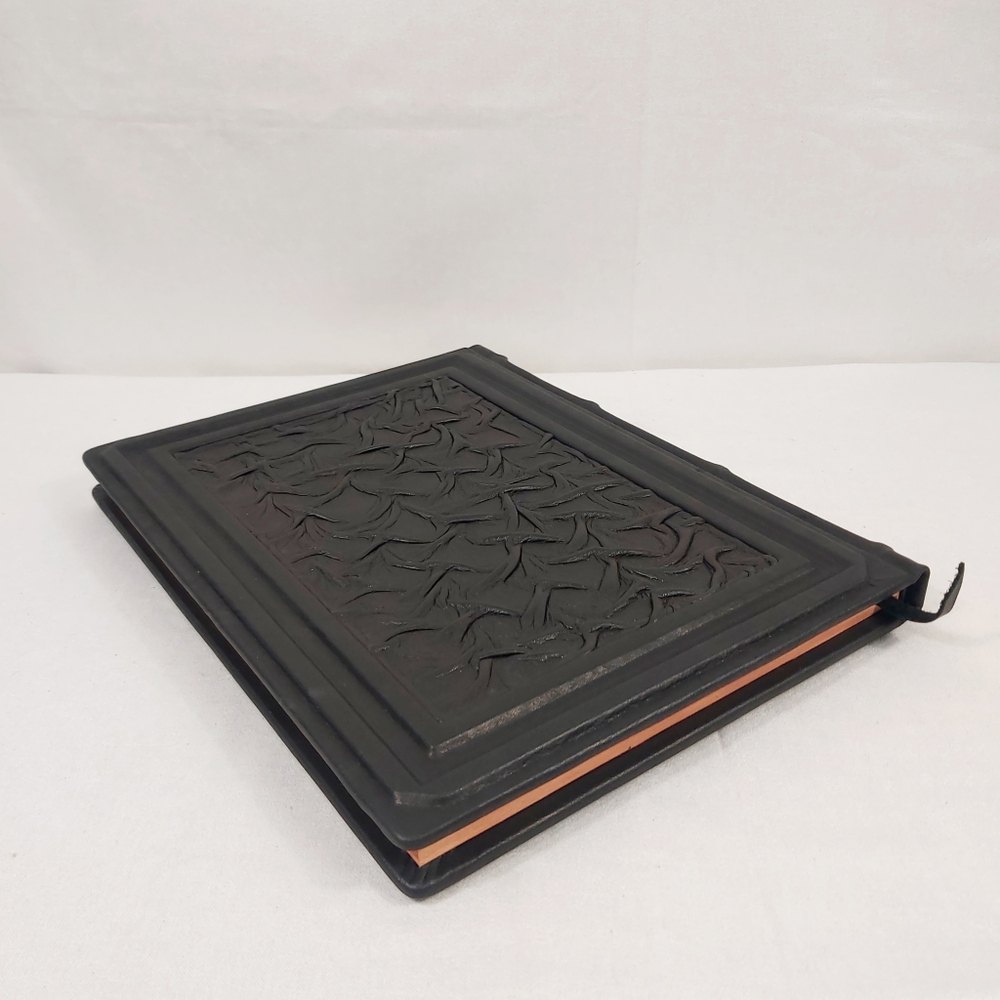 Книга в переплёте из натуральной кожи "Пословицы народов России"