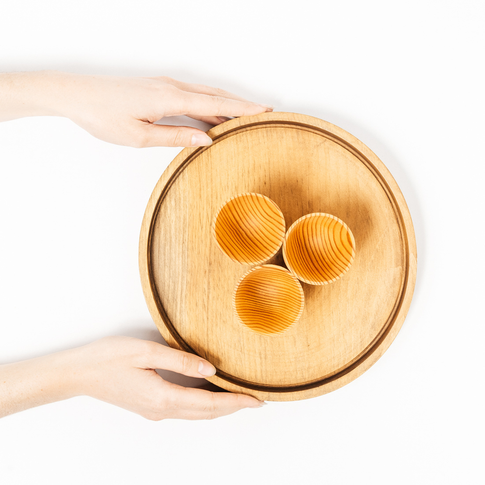 Набор - деревянный поднос и стопки из текстурированной сосны. R33