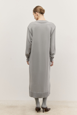 Платье трикотажное с V-образным вырезом